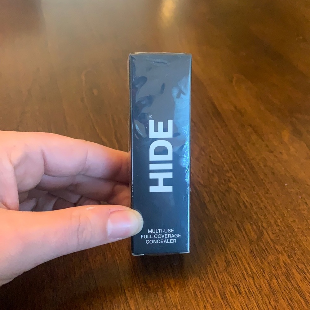 HIDE concealer in porcelain